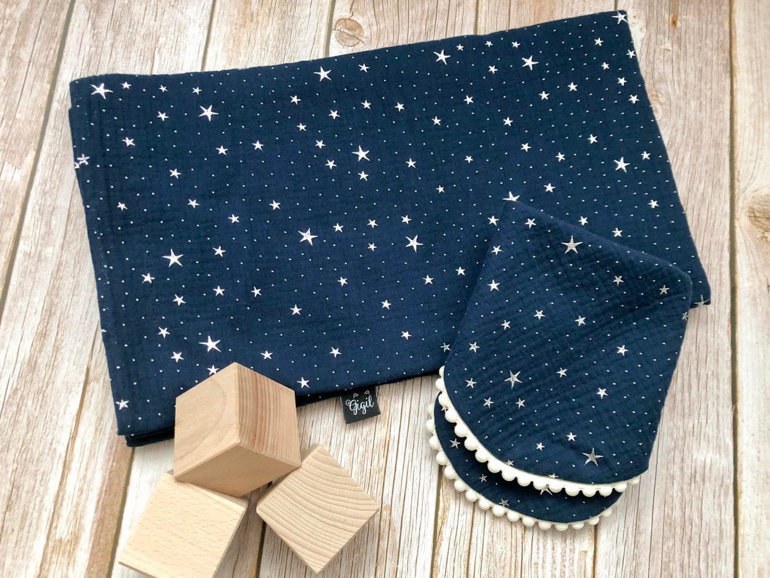 Muslino pleduko ir kaklaskarės rinkinukas “Tamsiai mėlynas su žvaigždutėmis”